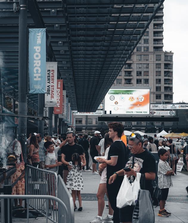 Festival â€” foule diverse